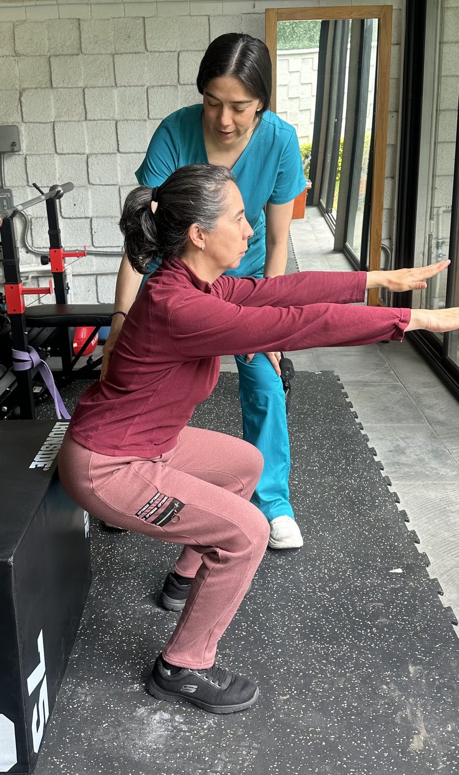 Sesión presencial de trabajo de fuerza y equilibrio con una paciente adulta mayor